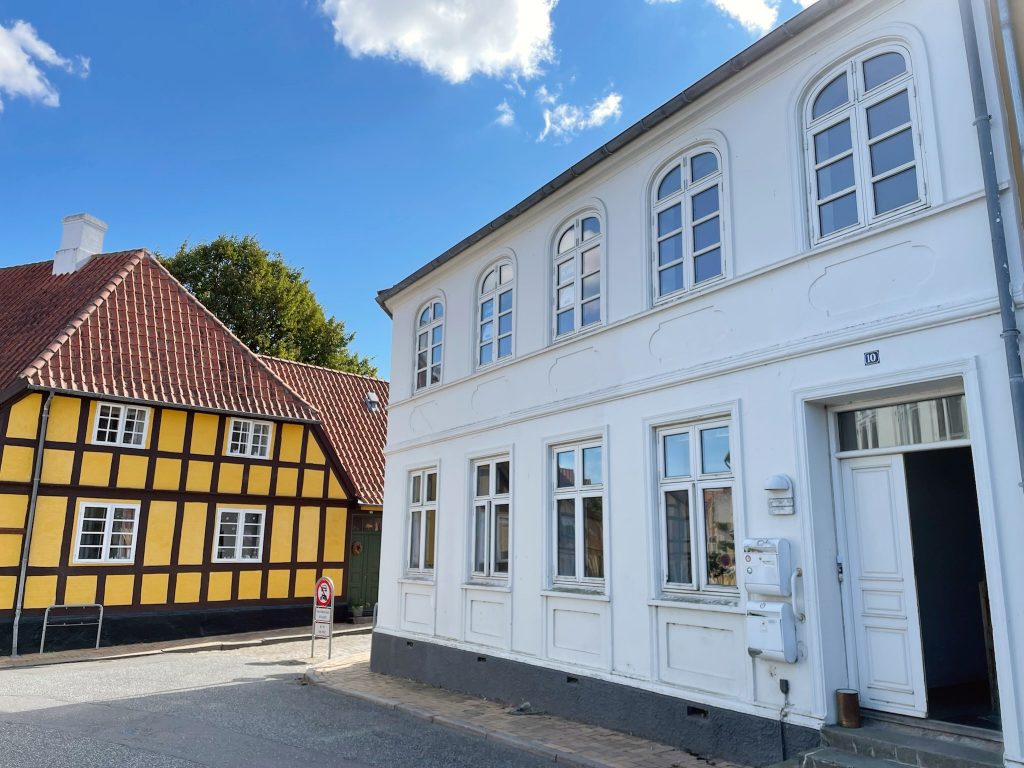 nørregade 10 1 sal rudkøbing lejlighed centrum vaskemuligheder stor lejlighed to etager trægulve husdyr boda ejendomme ambo ejendomsservice